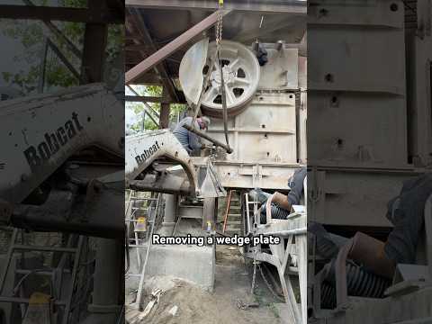 removing a wedge plate on a concrete crusher #shorts #welder #worklife #crusher #concrete #work