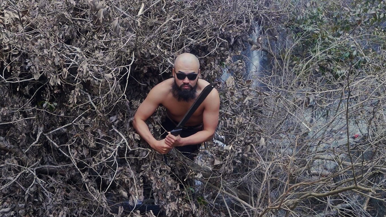 熊の出る山　倒木のバリケードで戦うブッシュクラフトキャンプ