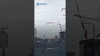 Mudik Anti Mainstream! Atlet Pulang ke Kampung Istri di Indramayu Naik Paralayang
