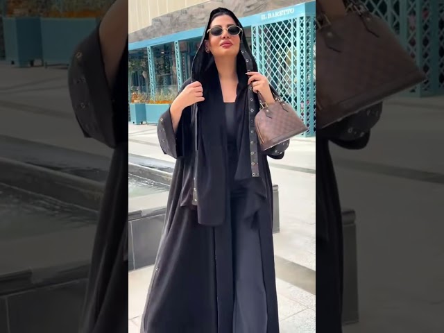 عباية قماش كريب ملكي مع تدخيلات مشجر للاكمام . قصة نص كلوش
