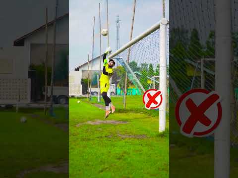 Kiper pemula wajib tahu ini!! Lebih baik corner kick, daripada kena rebound striker #shorts