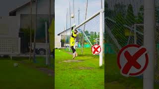 Download lagu Beginner goalkeepers must know this!! It's better to take a corner kick than to be hit by a strik... mp3