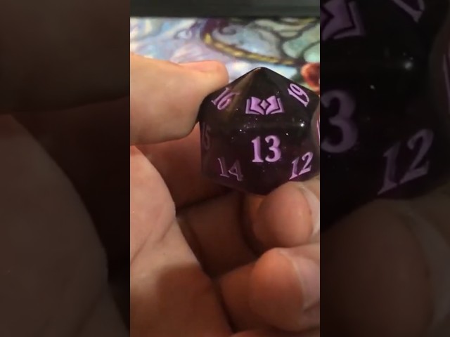 Vídeo relacionado con Juego de dados de 68 piezas para TCG, RPG y juegos de mesa, incluye bolsa de terciopelo, compatible con Magic The Gathering y Dungeons & Dragons con 10 dados de palabras clave, 10 dados de dígitos, 40