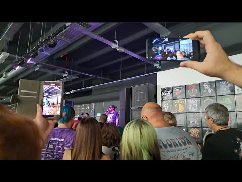 Skindred acoustic set in HMV!
