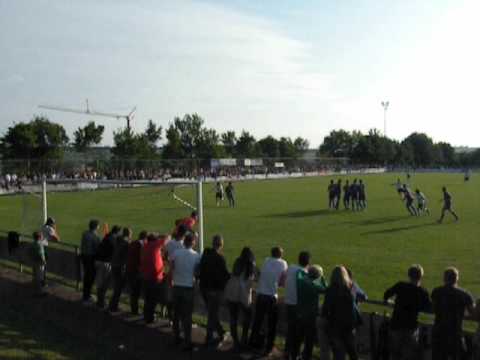 Freistoß Christian Zechmann (1. FC Schwarzenfeld) im Relegationsspiel gegen den SV Burgweinting