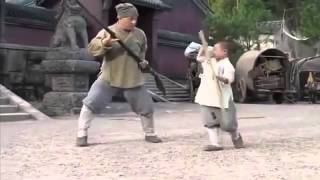 Jackie Chan impara la tecnica del bastone Shaolin da un Monaco bambino