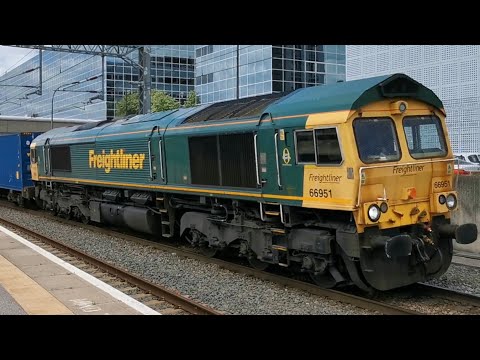 Freightliner Class 66 66951 Slams Through Milton Keynes Central with Southbound Intermodal 12/5/22