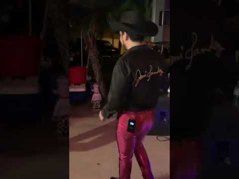 Este Cantante de Grupo Norteño Está Bien Loco ????