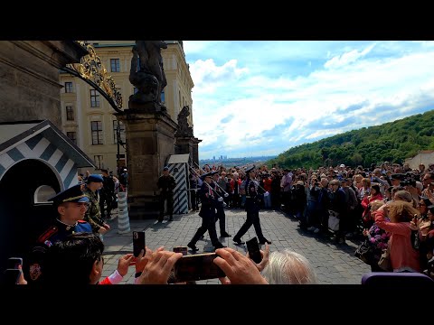 Výměna stráže na Pražském hradě. Changing of the guard at Prague Castle.
