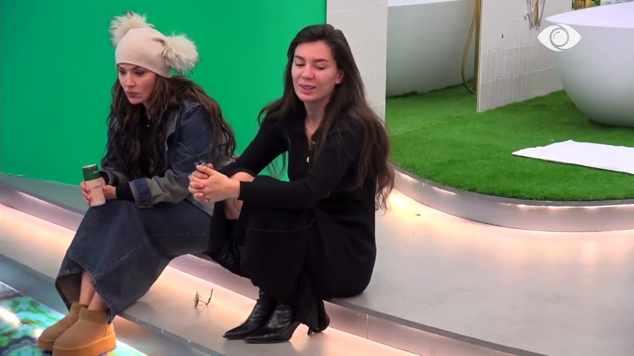 Sfida e mosreagimeve, Vserlo përqafon Gjestin teksa mban në dorë mikun katërputrosh