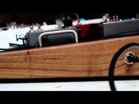 Creation Music Company 27x16 Pedalboard Mahogany finish with Vox Fawn hard case image 11