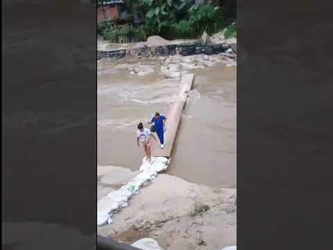 Creciente arrasó con todo a su paso en Santander: vehículo quedó atrapado