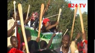 preview picture of video 'Des spatules brandies à Ouaga contre la révision de la Constitution'