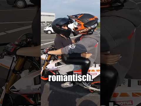 Ein Bikergirl am Posen 👁️#davidbost #motorrad #gehtsteil #shorts