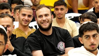 בורא עולם כל כך אוהב את הסוכה שלך!  הרב שניר גואטה בשיעור מלא אהבה עם סיפורי ישועות מדהימים (הרב שניר גואטה) - התמונה מוצגת ישירות מתוך אתר האינטרנט יוטיוב. זכויות היוצרים בתמונה שייכות ליוצרה. קישור קרדיט למקור התוכן נמצא בתוך דף הסרטון