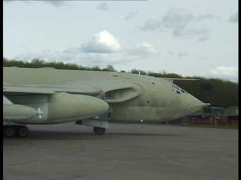 Accidental Handley Page Victor XM715 Teasin Tina take off at Bruntingthorpe airfield video (4:3)