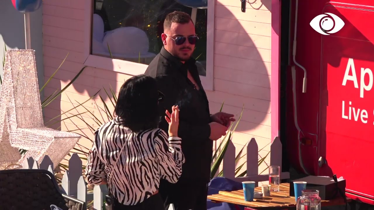 Zgjim shumë i bukur, Mikela i tregon banorëve të rulotës çfarë bënë