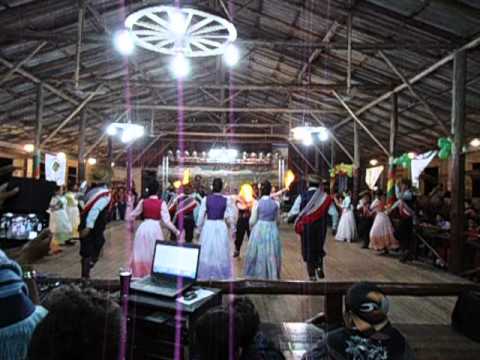 Juvenil do CTG Gildo de Freitas Entrada Rodeio CTG Alma Crioula