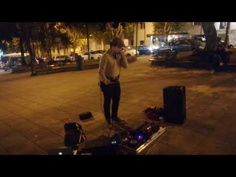 Moses Concas "accende" il Natale a Cagliari, concerto a sorpresa in piazza Costituzione