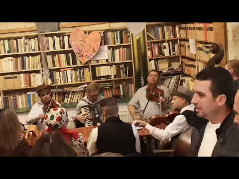 RÉV Táncház - kocsma zene a pultnál