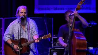 Steve Earle and The Dukes - "Love Is Gonna Blow My Way" (eTown webisode #439)