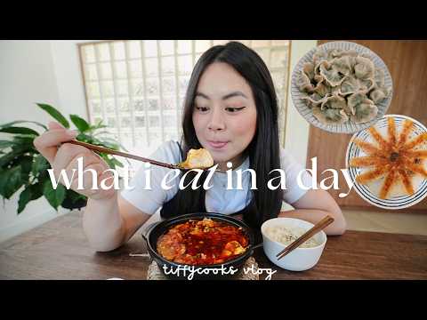 *realistic* what i eat in a day + HUGE taiwan haul (blind-box unboxing, beauty, snacks)