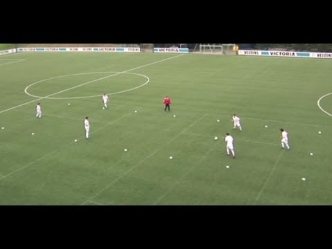 Football training with the U19 FC Schalke 04 - Triangle with game shift