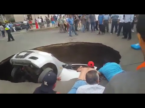 Rescatan a pareja que caen con su automóvil a un inmenso forado  en Trujillo