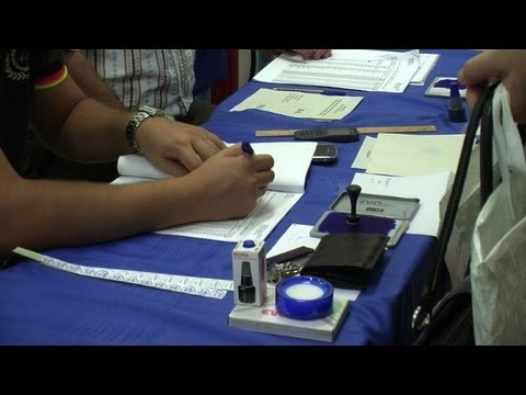 Les Roumains décident du sort de leur président, l'UE attentive