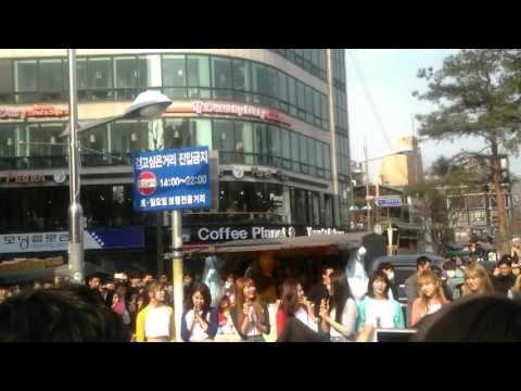 [FANCAM] 160402 OH MY GIRL Hongdae Guerilla Con - Jiho aegyo