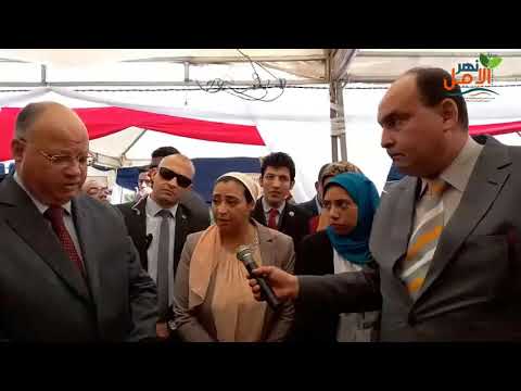 اللواء خالد عبد العال يتفقد ملتقى التوظيف الاول ويستمع لشرح من المشاركين