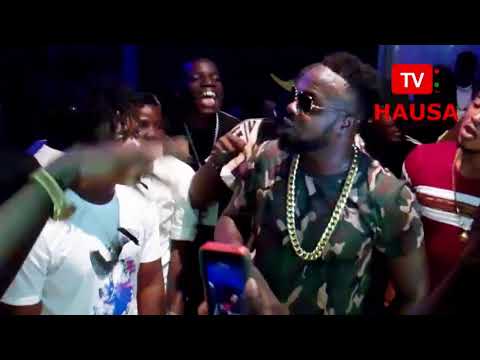 Dem Tinz performing Ebi Ur-Matter