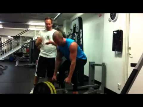 Här får killarna ta i