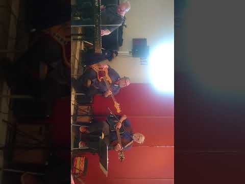 Peter Solenberg med Lasse och Björn spelar egen version av Gärdestad