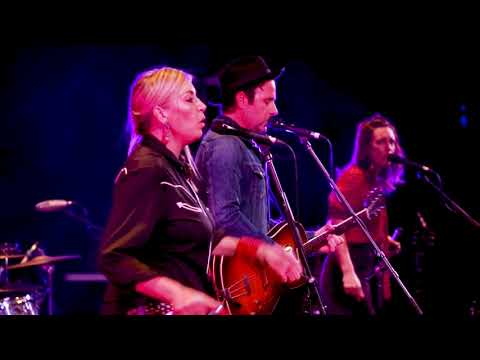 The Waifs perform Born To Love at Ulumbarra, Bendigo Blues & Roots Music Festival 2019