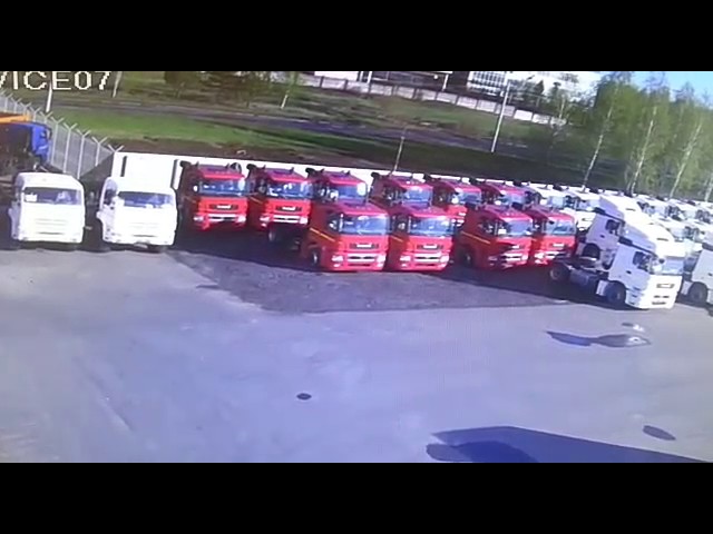 В Челнах под землю провалились два «КАМАЗа»