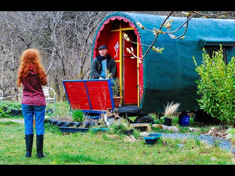 Gypsy Wagon TV in "Isolation" - Declan with the Sea Shanty "Fiddlers Green"