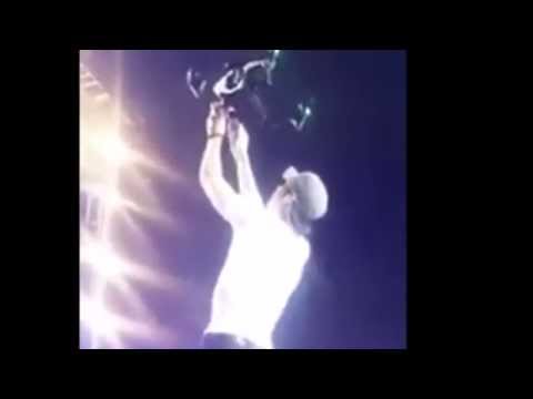 Дрон сряза пръстите на Енрике Иглесиас по време на концерт