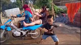 Download lagu Kowe tak sayang sayang story wa | bikin ngakak😄 mp3 Download lagu Kowe tak sayang sayang story wa | bikin ngakak😄 mp3