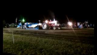 preview picture of video 'Farmall 560 Diesel Tractor Pull at Radcliffe Days 07/19/2013'