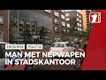 Man zwaait met speelgoedgeweer in Stadskantoor Enschede