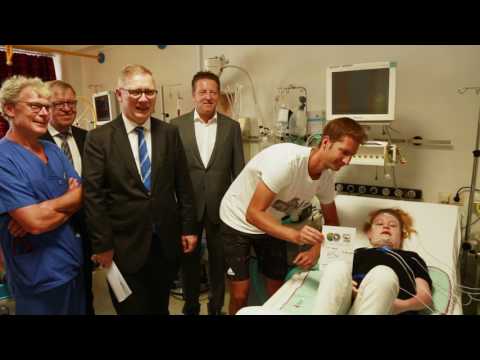 Florian Mayer besucht kleine Patienten