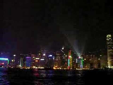 Nachts leuchtend über den bunten Wolkenkratzern von Hongkong