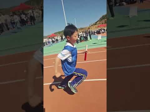 cậu bé tham gia cuộc thi chạy để kiếm tiền chữa bệnh cho mẹ.