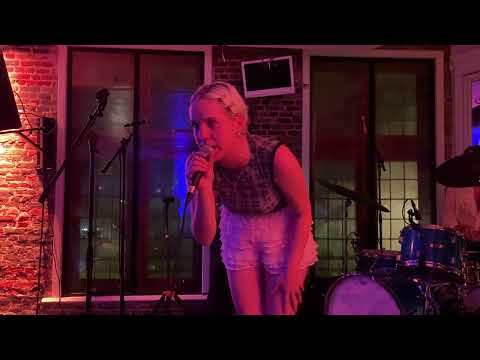 Kaat Van Stralen - Tingeltangel hersenpan (Spinvis cover live in Brussels 2025)