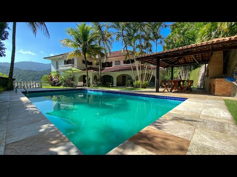 Mansão singular reformada à venda no Alto da Gávea