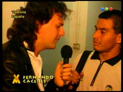 Ale Korol junto a los jugadores en Valencia vs Real Madrid - Videomatch 97