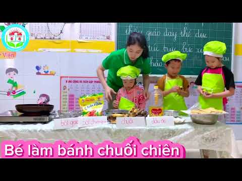 Bé làm bánh chuối chiên