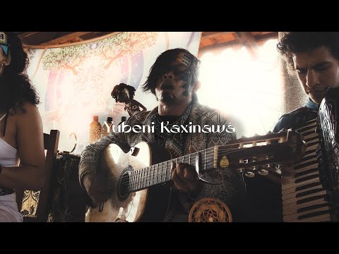 Yubeni Kaxinawá (Huni Kuin) ao vivo durante turnê em Minas Gerais