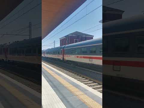 Intercity 728 Palermo Centrale-Roma Termini in transito a Paestum